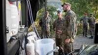 Soldaten an einer Wasseraufbereitungsanlage