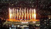 Leuchtendes Feuer aus einem Stadion während einer Zeremonie