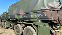 Ein Bundeswehr-LKW mit der Aufschrift Ihr. Wir. Zusammen.