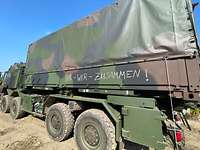Ein Bundeswehr-LKW mit der Aufschrift Ihr. Wir. Zusammen.