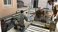 Soldaten am Flussufer, wo sie helfen die Schäden des Hochwassers zu beseitigen