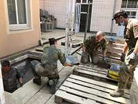 Soldaten am Flussufer, wo sie helfen die Schäden des Hochwassers zu beseitigen