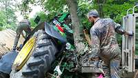 Soldaten versuchen einen Traktor zu bergen