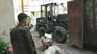 Soldaten räumen mit schwerer Technik die Straßen wieder frei