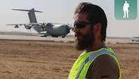 Ein Soldat steht auf einem militärischen Flughafen in Jordanien. Im Hintergrund steht der Airbus A400M