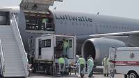 Airbus A310 auf dem Flugfeld, ein Patient wir aus einem Rettungsfahrzeug in das Flugzeug umgeladen