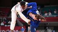 Kampf zweier Sportlerinnen im Judo