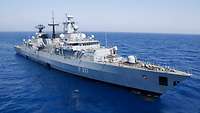 Eine Fregatte der Deutschen Marine auf hoher See