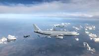 Ein A330 MRTT im Formationsflug mit vier Eurofightern.