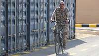 Ein Soldat fährt auf einem Fahrrad