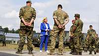 Die Wehrbeauftragte spricht mit Soldaten