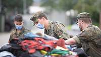 Soldaten sortieren gespendete Bekleidung