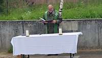 Militärpfarrer Stefan Bauhofer im Gottesdienst auf dem Truppenübungsplatz Grafenwöhr