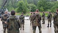 Militärpfarrer Stefan Bauhofer und Soldaten beim Gottesdienst auf dem Truppenübungsplatz Grafenwöhr