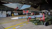 Ein Eurofighter und eine Meteor in einem Shelter.