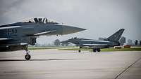 Zwei Eurofighter auf dem Flugplatz im bayrischen Neuburg.