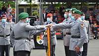 Soldaten mit einer Flagge.