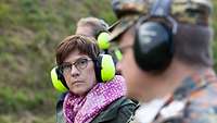 Oberst Matthais Zwick und Ministerin Kramp-Karrenbauer auf der Schießbahn.