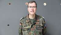 Portrait vor einem grauen Hintergrund