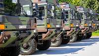 Bundeswehrfahrzeuge warten im Materiallager auf ihren Einsatz.