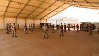 Currywurst-Andacht im Heron-Hangar mit Corona-Abstand