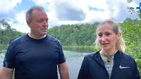 Militärdekan Artur Wagner und Oberstleutnant Vivien Rummler im Interview vor einem See