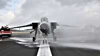 Ein Tornado wird von Löschfahrzeugen gelöscht.