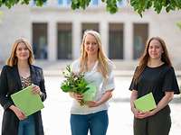 Drei Nachwuchskräfte des Bundeswehr-Dienstleistungszentrums Dresden Drei junge Frauen mit Geschenken in den Händen.