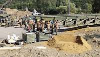 Soldaten beim Brückenbau im Ahrtal