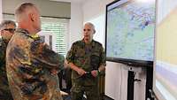 Ein Soldat weist Generalarzt Dr. Most in die aktuelle Lage ein