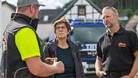 Ministerin Kramp-Karrenbauer im Gespräch mit zwei Männern