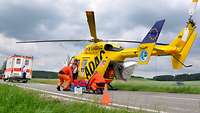 Rettungsdienstpersonal vor einem Rettungshubschrauber