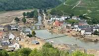 Rech an der Ahr Ein kleines Dorf an der Ahr ist total zerstört. Die Infrastruktur ist nicht mehr vorhanden.