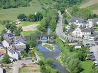 Ein malerisches Örtchen an einem Fluss