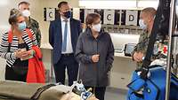 Ein Soldat erklärt der Bundesministerin der Verteidigung die Vorgehensweise im Schockraum