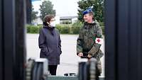 Ein Soldat zeigt der Ministerin das Fahrzeug Crayler