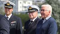 Der Bundespräsident der Bundesregierung Deutschland besucht ein Kriegsschiff der Deutschen Marine.