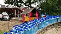 Viele Wasserflaschen auf einem Spielplatz