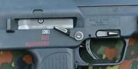 Nahaufnahme von dem Sicherungs- und Feuerwahlhebel einer Maschinenpistole MP7