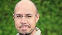 PD Dr. Roman Wölfel Ein Mann mit Glatze und Ziegenbart, randlose Brille