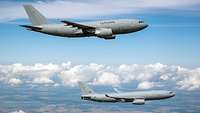 Ein Airbus A310 der deutschen Luftwaffe und ein Airbus A330 der MMU fliegen nebeneinander in Formation.