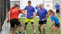 Fußballspieler in Aktion beim Familienfußballtag des Evangelischen Militärpfarramts Laage