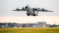 Ein Transportflugzeug vom Typ Airbus A400M startet auf dem Fliegerhorst Wunstorf