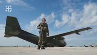 Ein bewaffneter Soldat sichert ein Transportflugzeug vom Typ Transall C-160