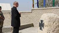 Militärbischof Dr. Franz-Josef Overbeck und Soldaten gedenken der Toten am Mahnmal in Kunduz