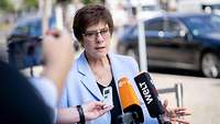 Ministerin Kramp-Karrenbauer spricht in die Mikrofone der Presse