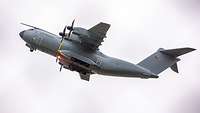 Ein Transportflugzeug vom Typ Airbus A400M (von der Seite zu sehen) in der Luft kurz nach dem Start