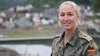 Portraitaufnahme Juliana Weber, die Panzerschnellbrücke im Hintergrund