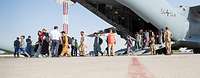 Evakuierte Menschen verlassen ein Transportflugzeug vom Typ A400M am Flughafen in Taschkent