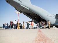 Ankunft von schutzbedürftigen Menschen aus Afghanistan in Taschkent Evakuierte Menschen verlassen ein Transportflugzeug vom Typ A400M am Flughafen in Taschkent